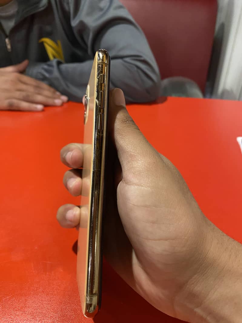 iPhone 11 Pro Max 4
