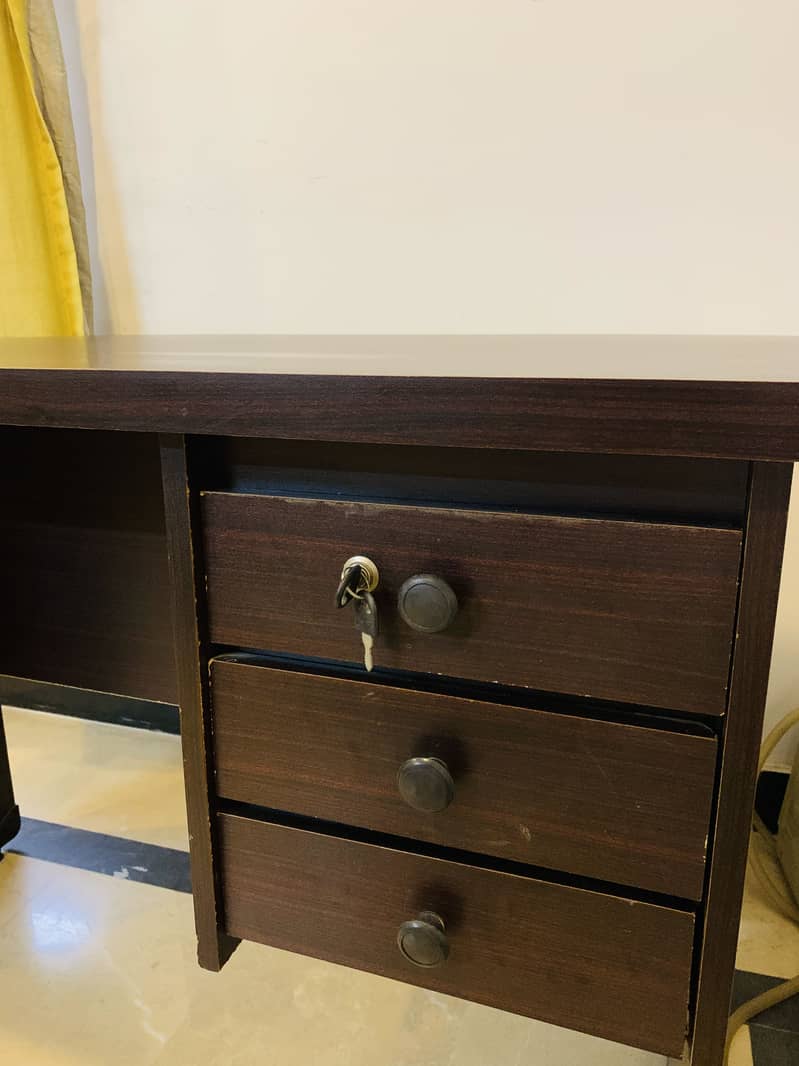 Office chair and table 4