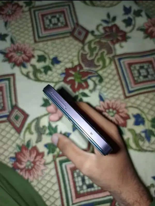 vivo y27s 8+128 10/10 condition box charge sat 4