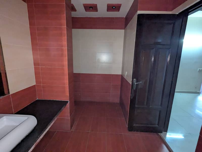 1 Kanal Beautiful House For Sale ideal location 60 feet street 19