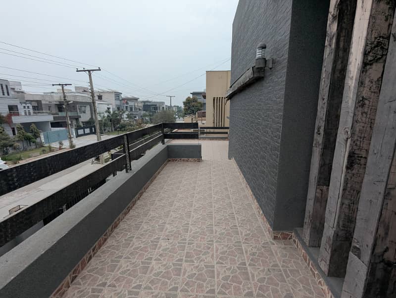 1 Kanal Beautiful House For Sale ideal location 60 feet street 21