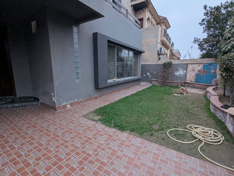 1 Kanal Beautiful House For Sale ideal location 60 feet street 25