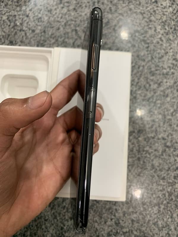 Iphone xs max with original box 2