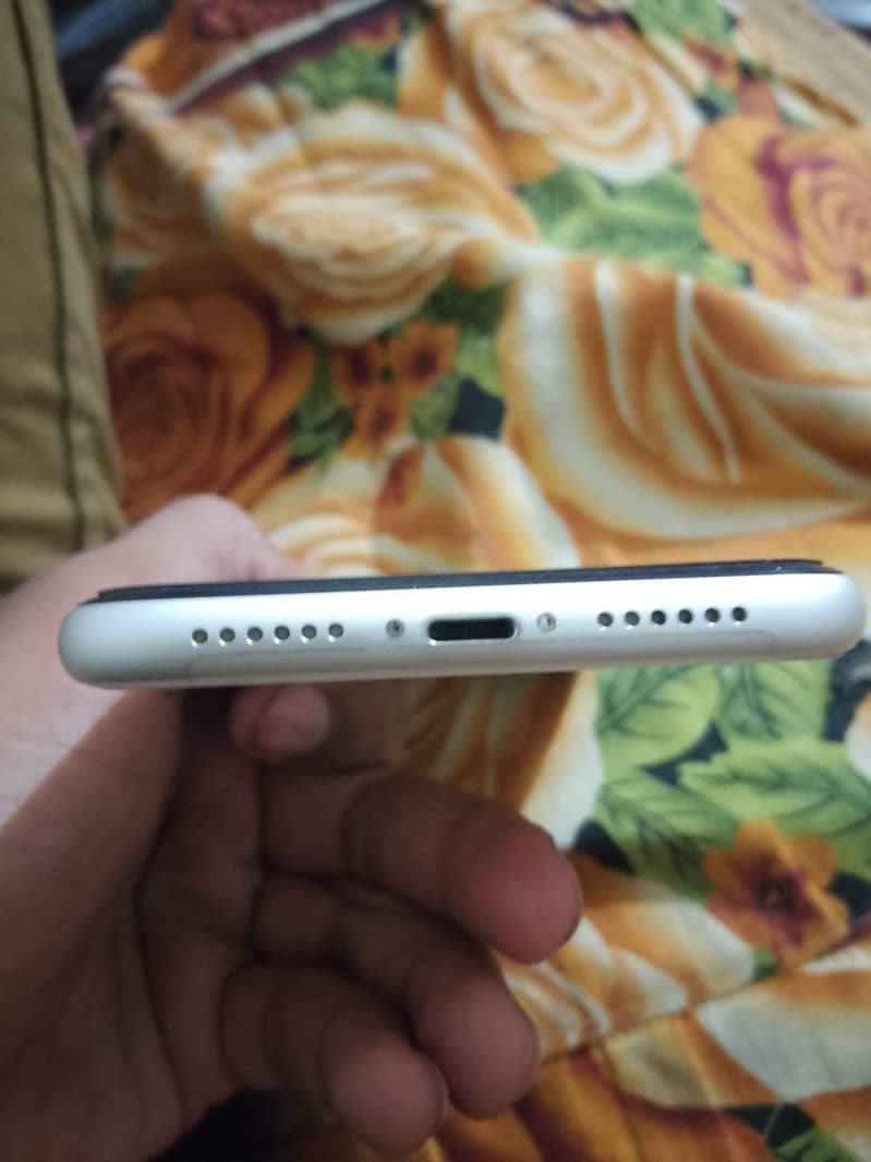 iPhone 11 JV 128 gb fresh condition 4