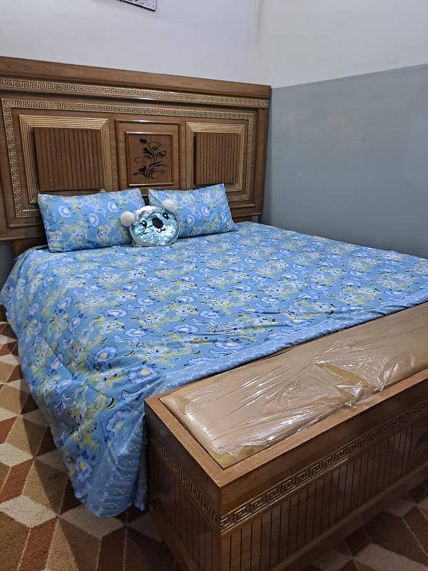 King Bed + dressing + 2 side table + 3 door wardobe + dinner wagon 0