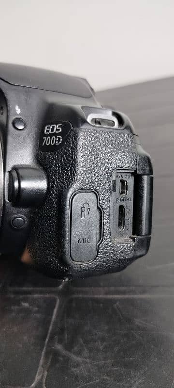 canon 700D with 18/135 lance SD card 64GB. large nikon bag pack 0