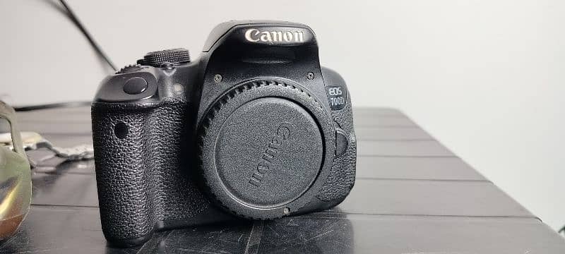canon 700D with 18/135 lance SD card 64GB. large nikon bag pack 2