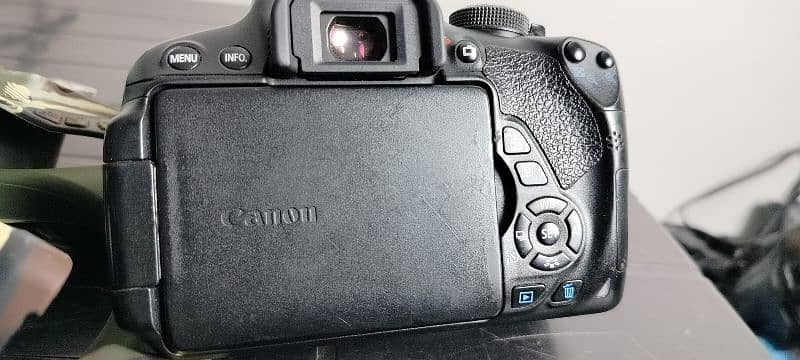 canon 700D with 18/135 lance SD card 64GB. large nikon bag pack 3