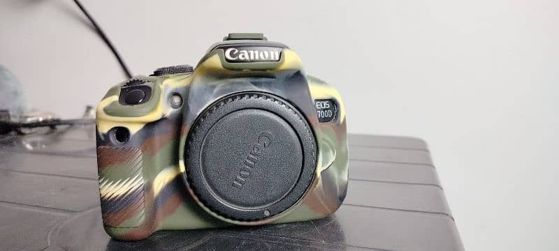 canon 700D with 18/135 lance SD card 64GB. large nikon bag pack 4