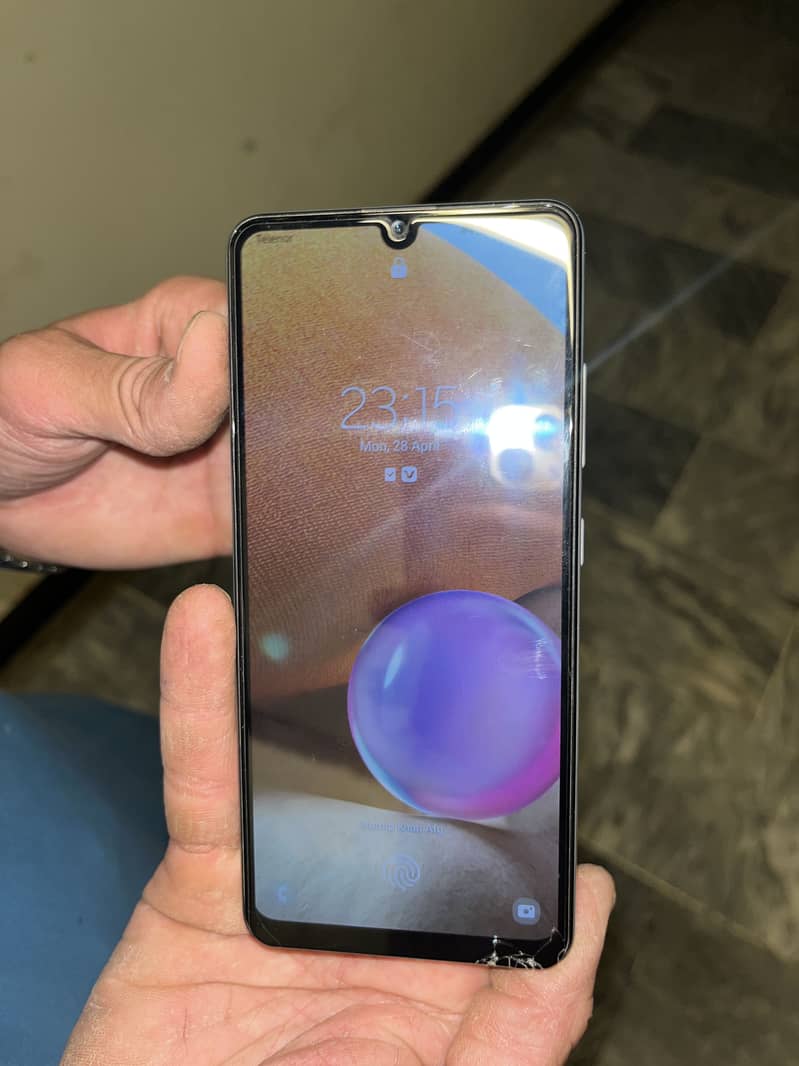 Samsung galaxy a32 with box and charger 10/10 1