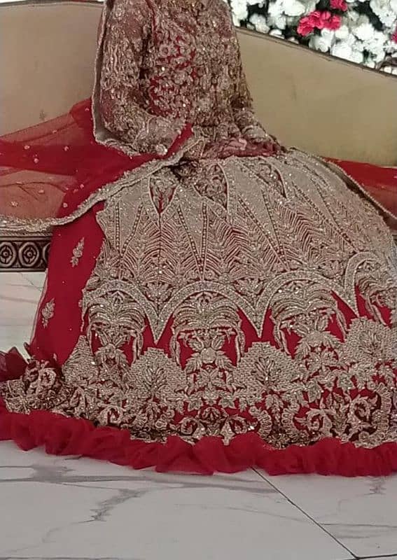 Full heavy bridal lehnga . Just one time used.  Fabric chiffon. 1