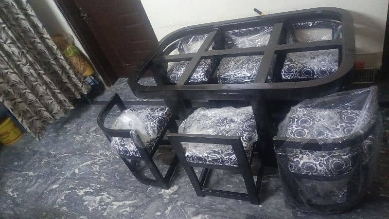 Dning table with six chairs 0