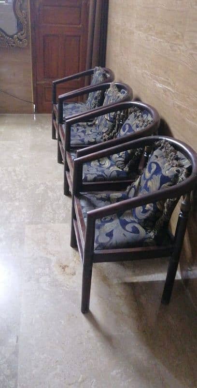 ya wood mai chair hai 4 chair good condition mai haii 0