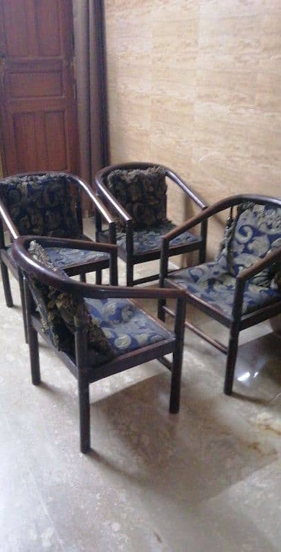 ya wood mai chair hai 4 chair good condition mai haii 2