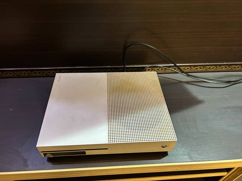 Xbox One S 4