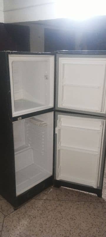 Dawalance refrigerator with complete accessories 2