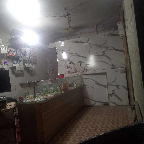 sman sale karna ha mobile ka asasri b ha or computer b ha do counter 4