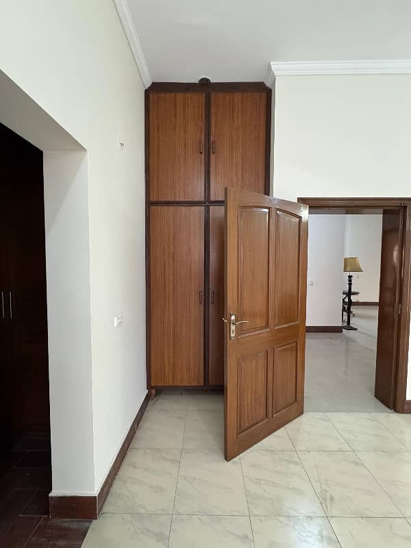 26 Marla House Tile Floor 6 Bed 15