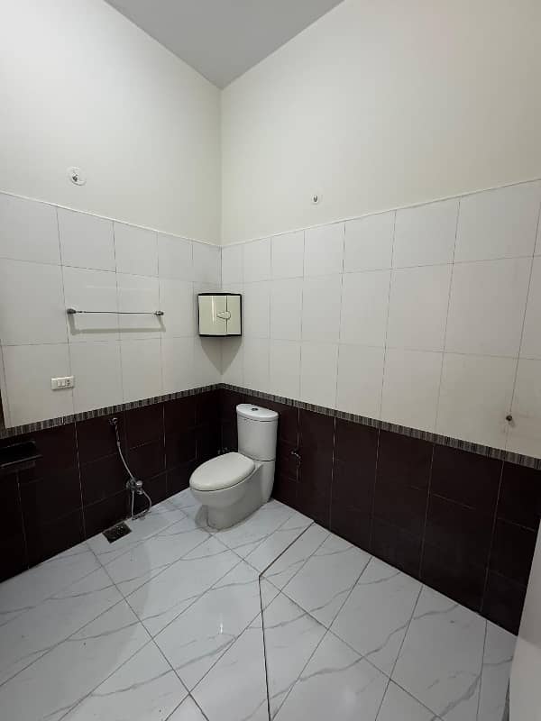 26 Marla House Tile Floor 6 Bed 17