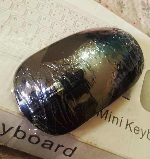 Mini Keyboard KM901 Wireless Keyboard & Mouse Set with Batteries 4