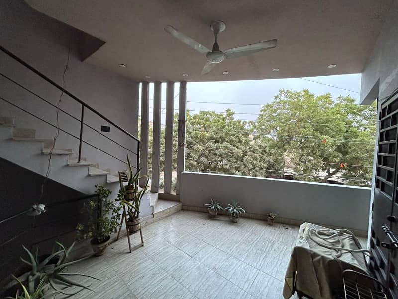 100ft road facing 240 Yards Corner Portion for Rent in Gulistan-e-Jauhar Block 3 near Kamran Chorangi 4