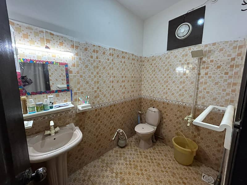 100ft road facing 240 Yards Corner Portion for Rent in Gulistan-e-Jauhar Block 3 near Kamran Chorangi 10
