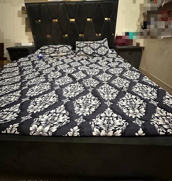 Bed With side tables 0