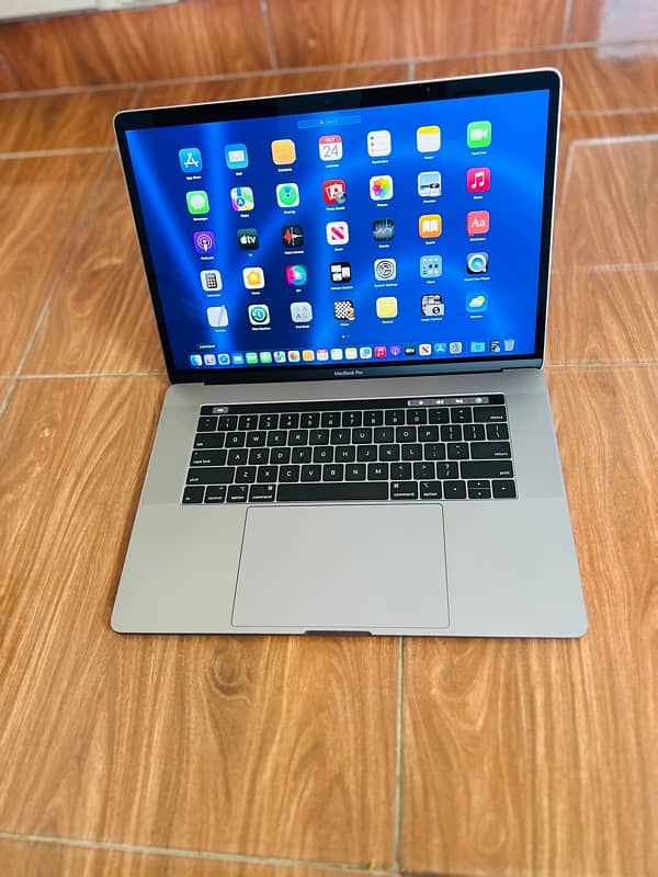 MacBook pro i7 (2018-15 inch) 16/512 GB , SSD 4GB 1