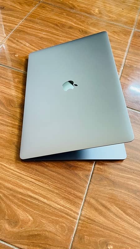 MacBook pro i7 (2018-15 inch) 16/512 GB , SSD 4GB 2