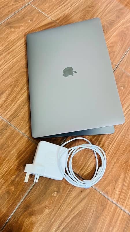 MacBook pro i7 (2018-15 inch) 16/512 GB , SSD 4GB 0