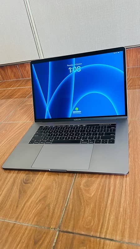 MacBook pro i7 (2018-15 inch) 16/512 GB , SSD 4GB 4