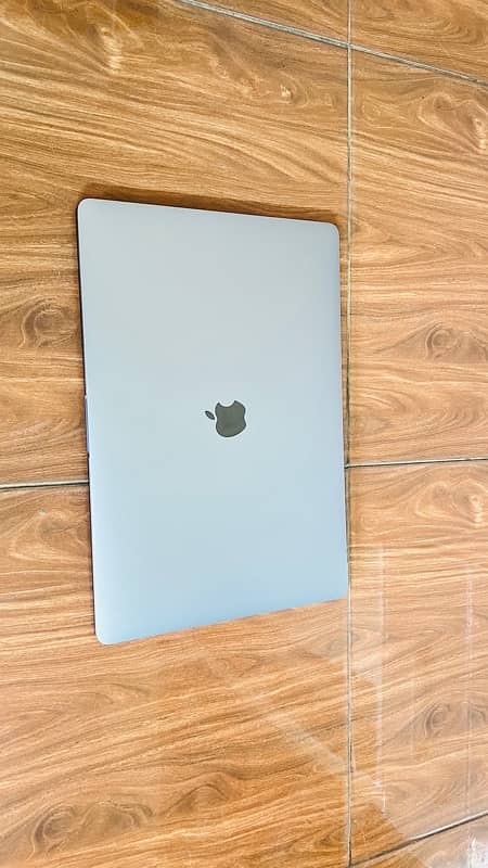 MacBook pro i7 (2018-15 inch) 16/512 GB , SSD 4GB 5