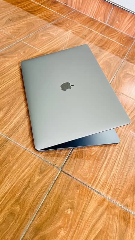 MacBook pro i7 (2018-15 inch) 16/512 GB , SSD 4GB 6