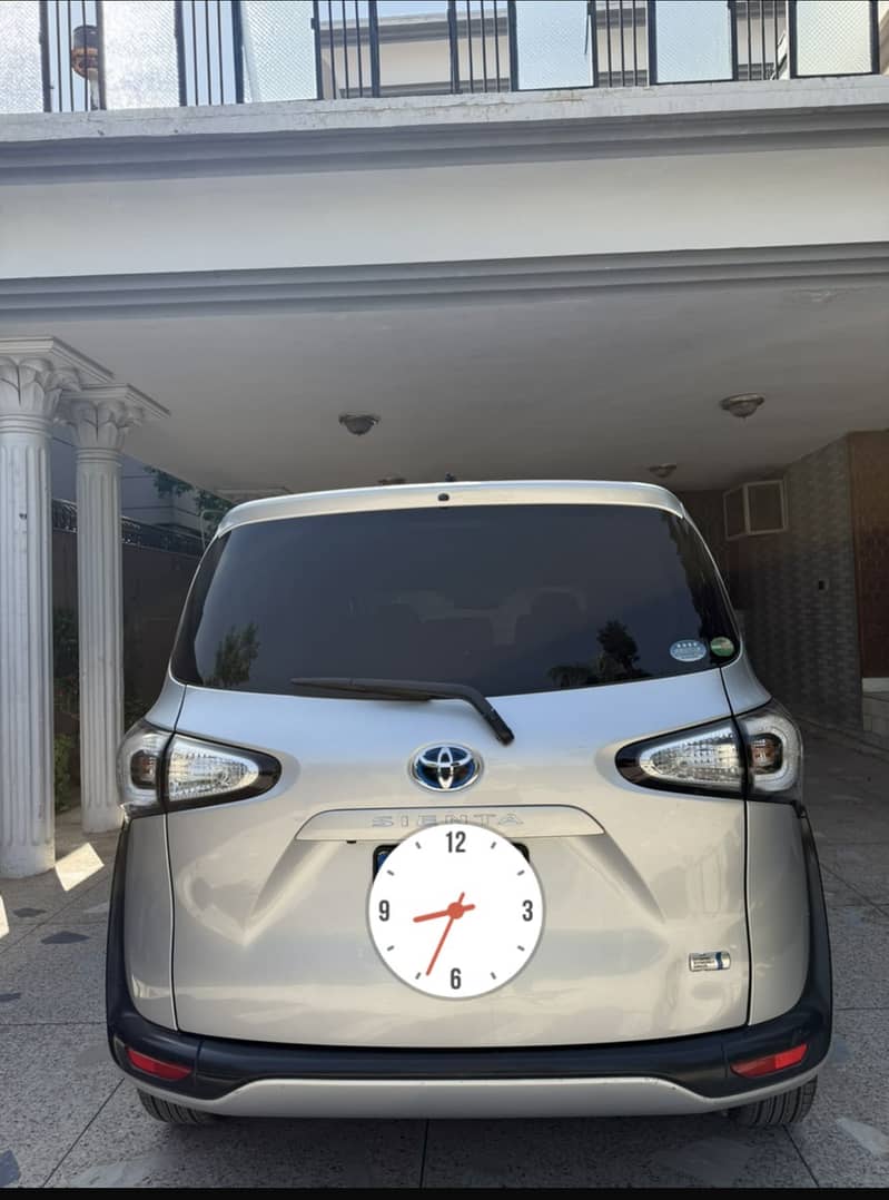 Toyota sienta 1