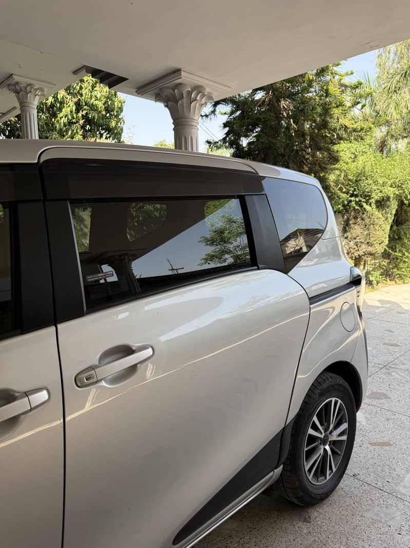 Toyota sienta 6