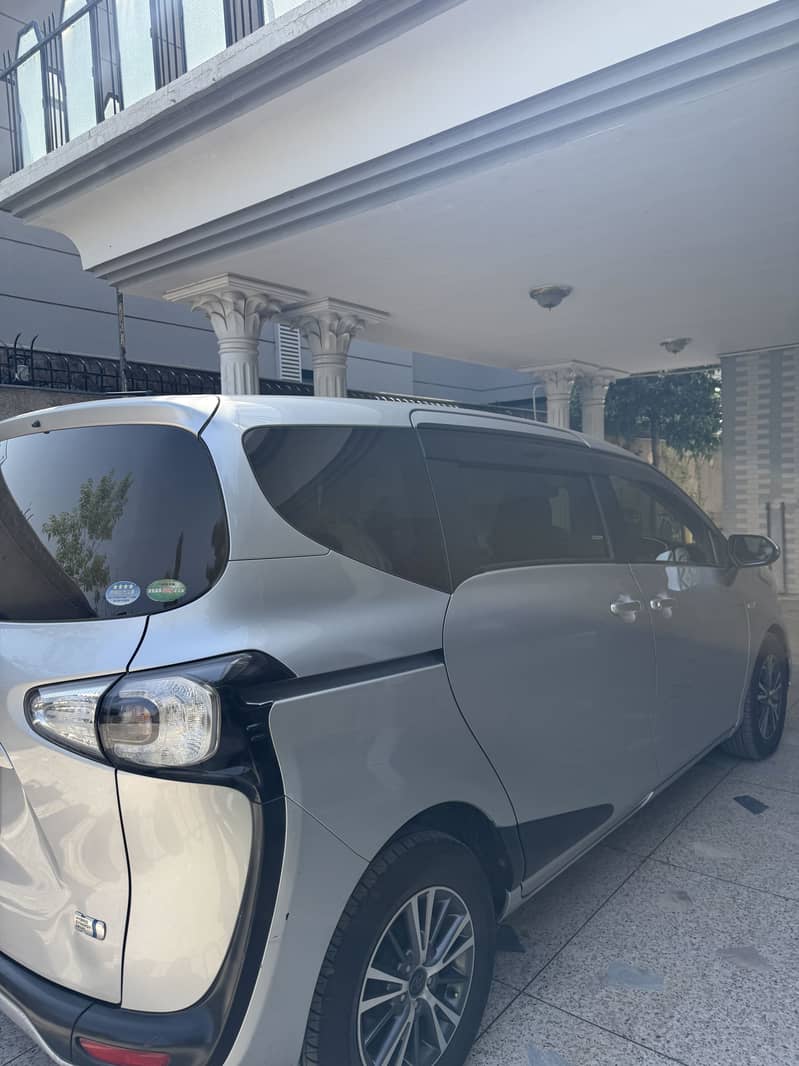 Toyota sienta 8