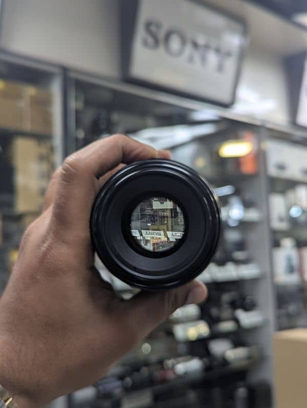 Canon 100MM 2.8 Macro lens condition just like new 10/10++ 3