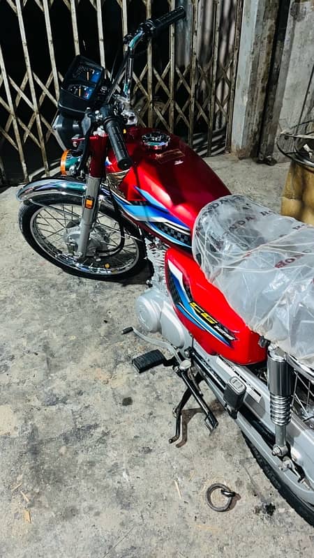 bike bilkul new condition hai 3000 chali hai…. 0