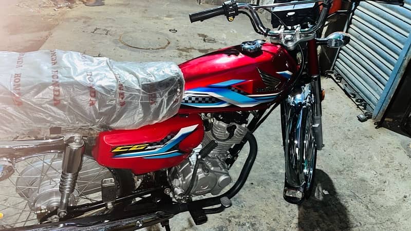 bike bilkul new condition hai 3000 chali hai…. 1