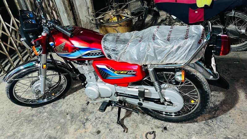 bike bilkul new condition hai 3000 chali hai…. 2