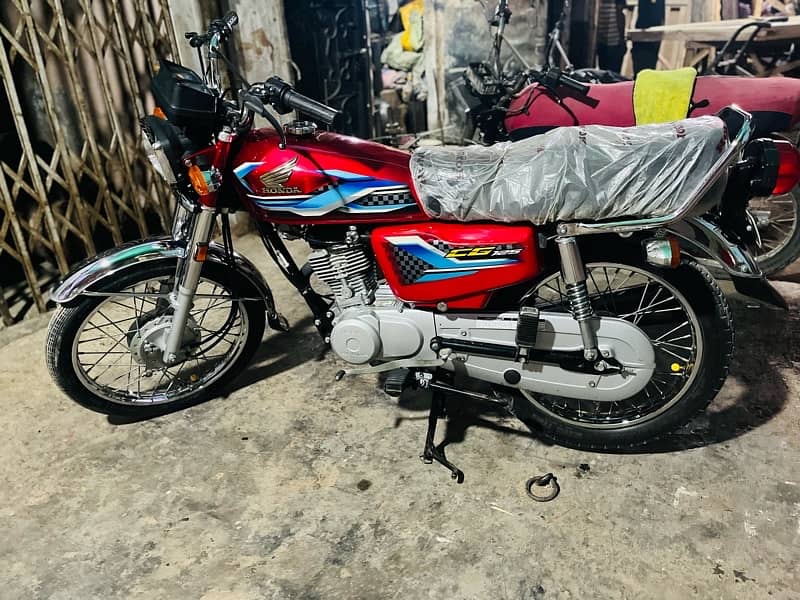bike bilkul new condition hai 3000 chali hai…. 3