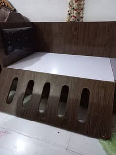 10/10 condition baby bed with drawrs