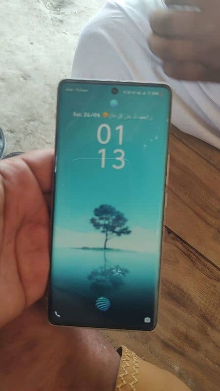 v40 10/10 condition white colour Full box 1