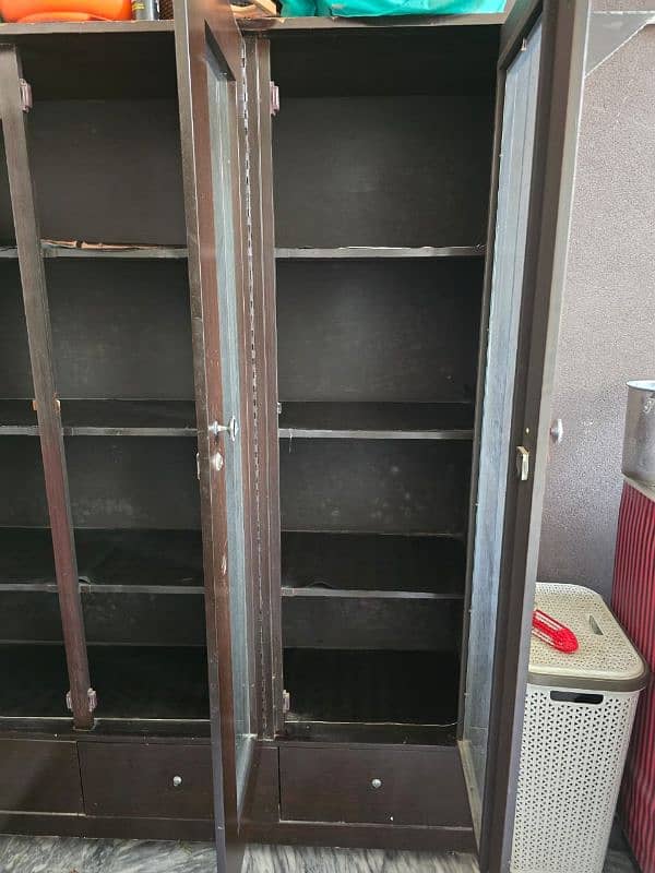 Wooden Showcase is for sale in good condition. 4