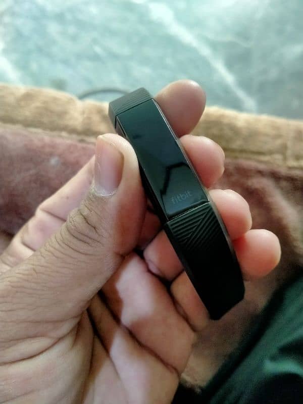 Fitbit Luxe Fitness Tracker brand bilkul new hai 9