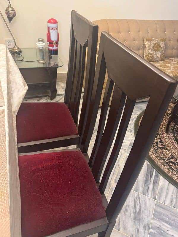 dinning table with six chairs 0