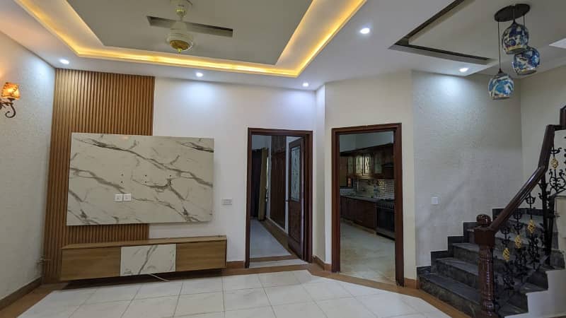 8 MARLA BEAUTIFUL HOUSE AVAILABLE FOR SALE IN DIVINE HOMES 6