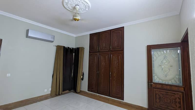 8 MARLA BEAUTIFUL HOUSE AVAILABLE FOR SALE IN DIVINE HOMES 7
