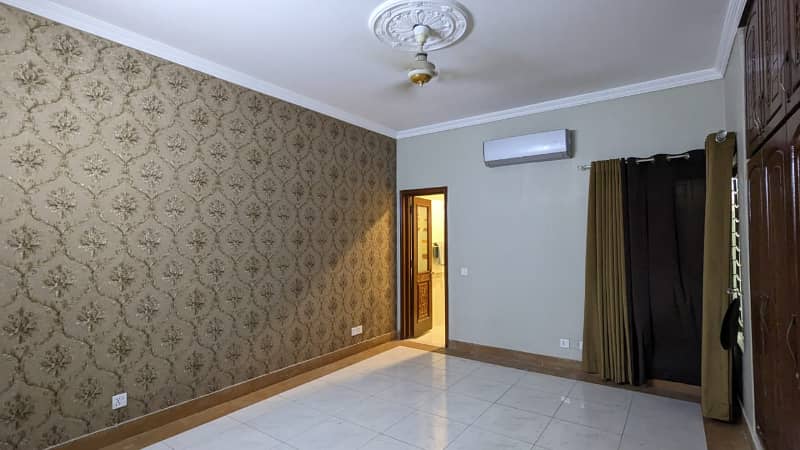8 MARLA BEAUTIFUL HOUSE AVAILABLE FOR SALE IN DIVINE HOMES 8