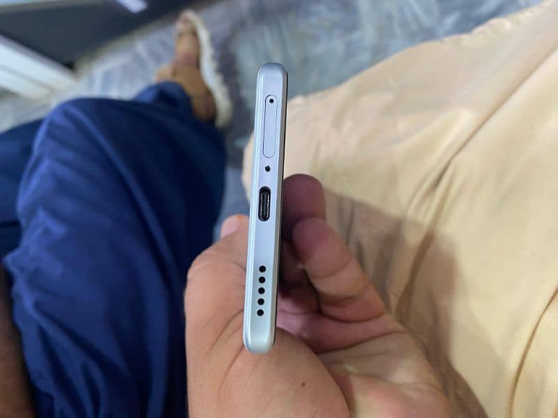 v40 10/10 condition white colour Full box 3